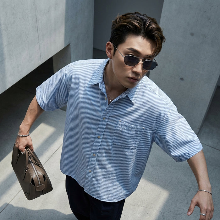 Chemise rayée oversize bleue, coupe décontractée K-fashion pour homme et femme