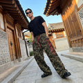 Pantalon cargo camouflage homme avec strass, style streetwear K-fashion.