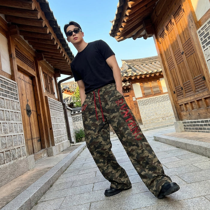 Pantalon cargo camouflage homme avec strass, style streetwear K-fashion.