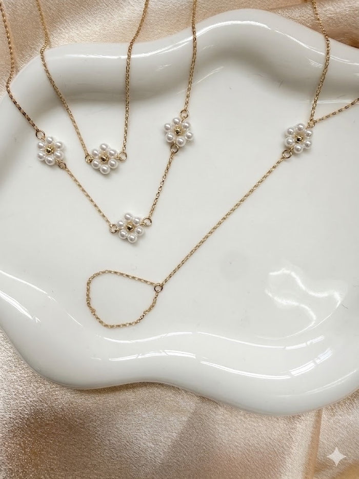 Daisy Dreams Hand Chain