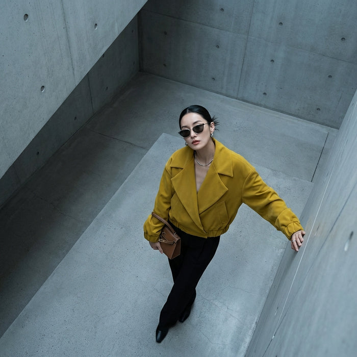 Veste courte plissée jaune pour femme, style K-fashion décontracté et élégant. Koreanxwear.