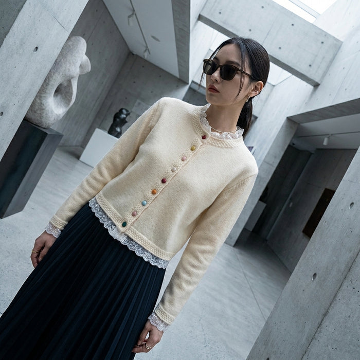 Cardigan tricoté femme avec boutons colorés et bordure dentelle, style K-fashion doux
