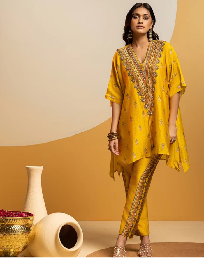 Taarani V-Neck Kurta Set
